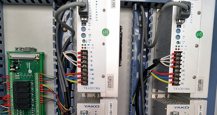 CNC y&ouml;nlendirici oymacı oyma makinesi